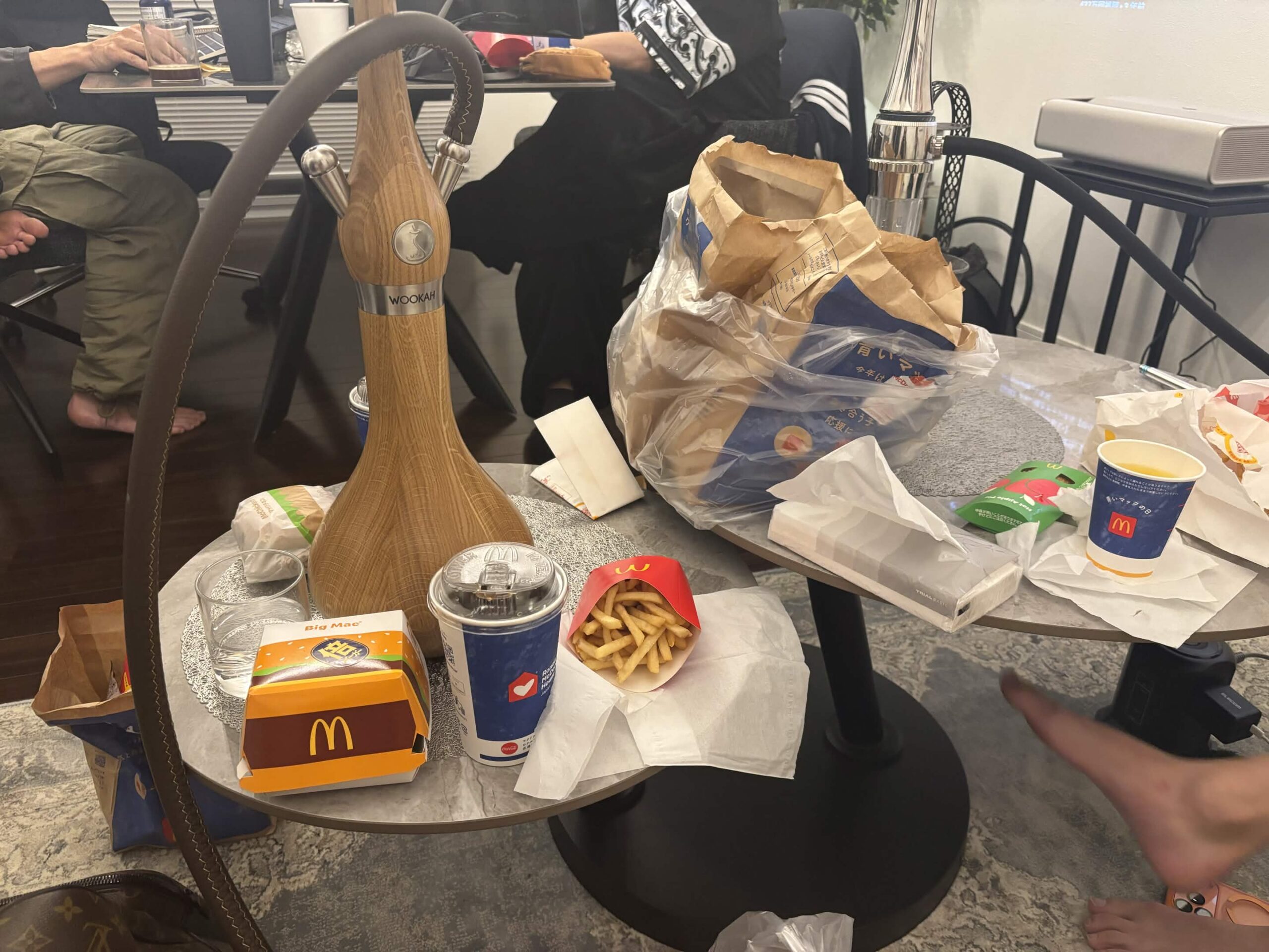 シーシャと、届いたマックを囲むテーブル